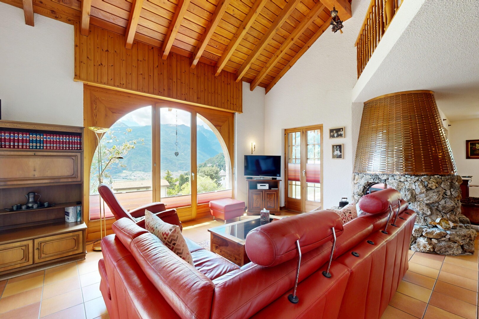 salon avec high ceiling, plafond haut, beamed ceiling, plafond à poutres, et tile floor
