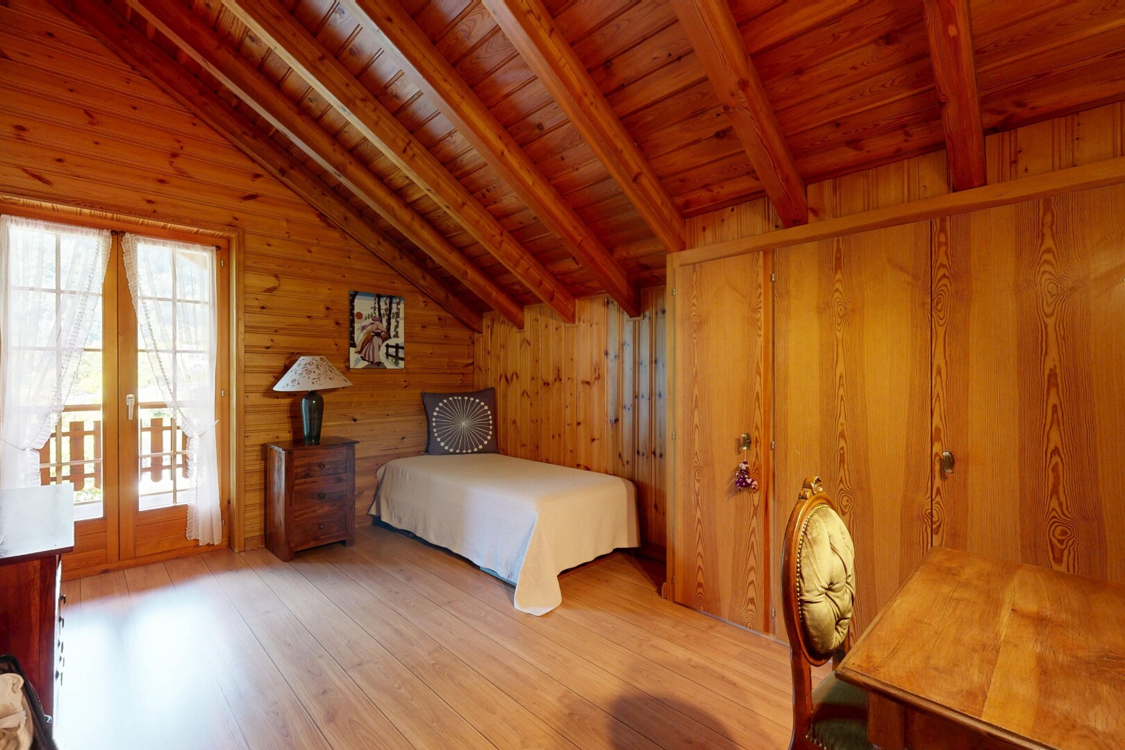 chambre avec plafond à poutres, beamed ceiling, sol en finition bois, wood finish floor, et mur en bois