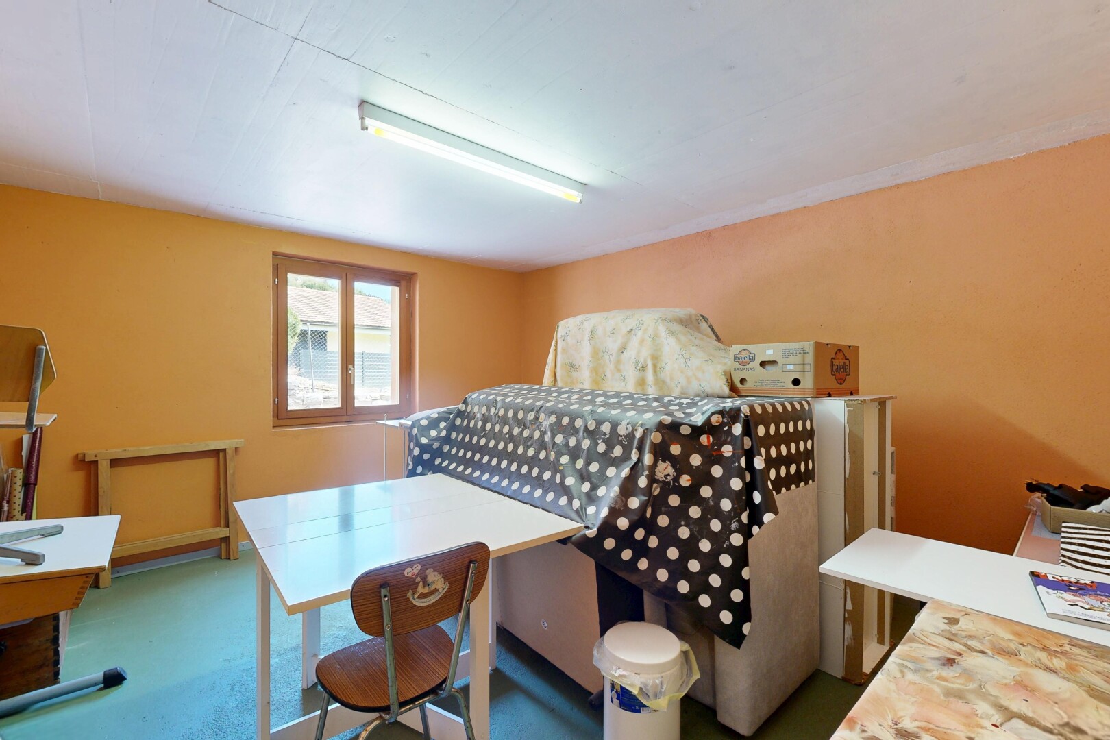 chambre avec inside community, drywall, cloison sèche, natural light, et lumière naturelle