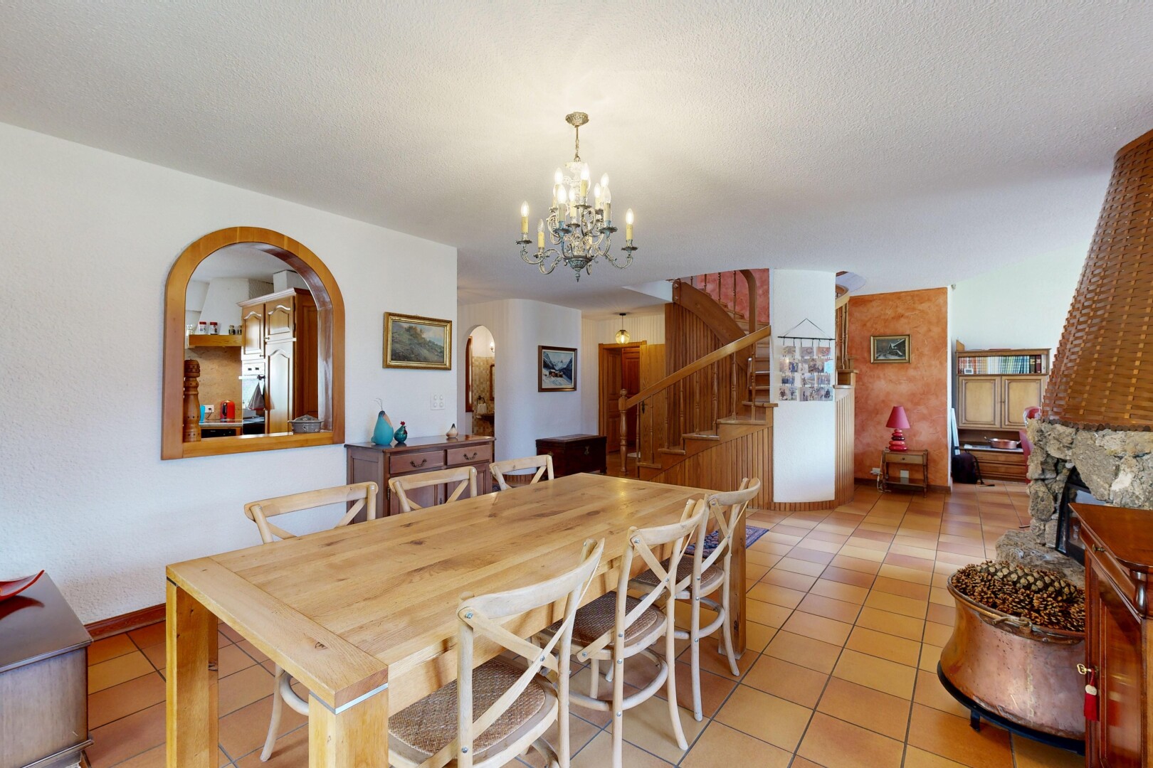 salle à manger avec lustre remarquable, cloison sèche, drywall, escaliers, et inside property