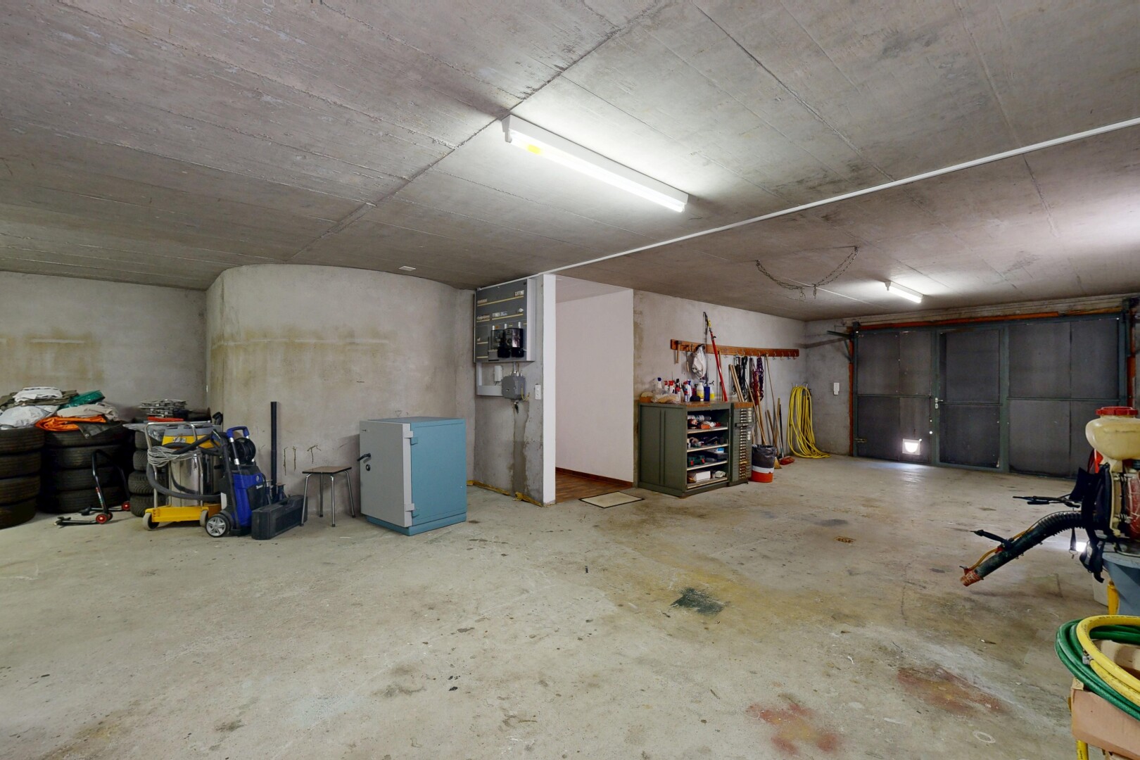 parking avec inside property