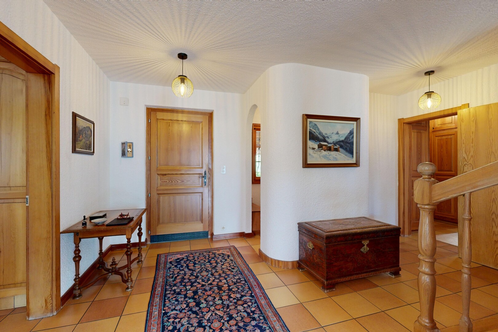 couloir avec passages en arc, inside property, tile floor, sol en carrelage, et light floor