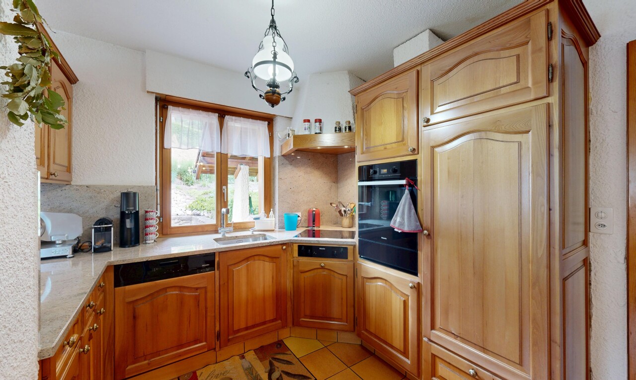 cuisine avec armoires en arc, arched cabinets, armoires élevées, raised cabinets, et sol en carrelage