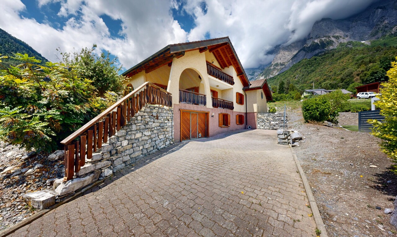 façade avec escaliers, mountain view, vue sur la montagne, balcon, et property visible