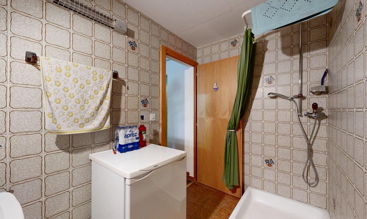 salle de bains avec douche, inside property, salle de bain complète, mur en carrelage, et tile wall