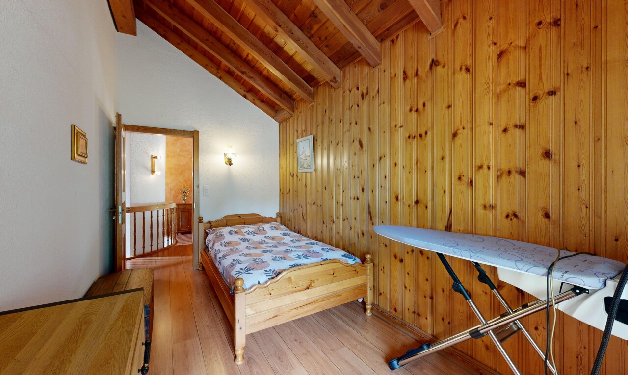 chambre avec plafond à poutres, beamed ceiling, sol en finition bois, wood finish floor, et plafond en bois