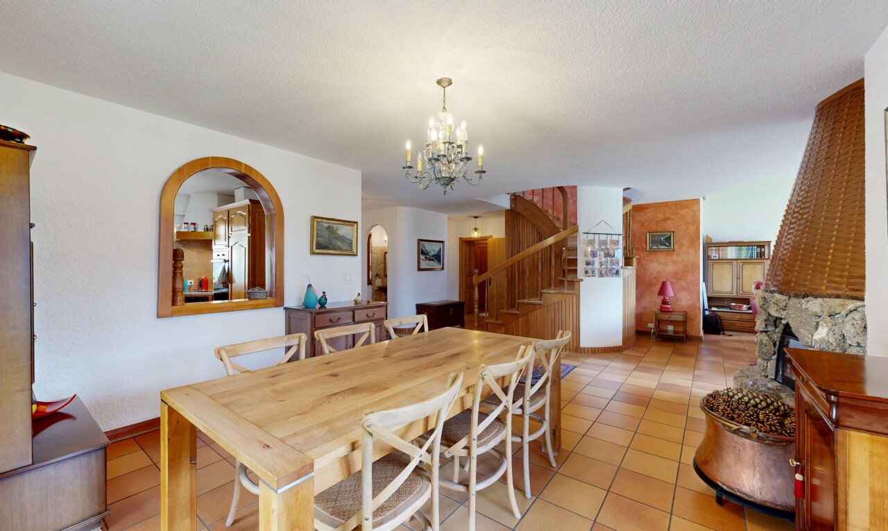 salle à manger avec lustre remarquable, cloison sèche, drywall, escaliers, et inside property