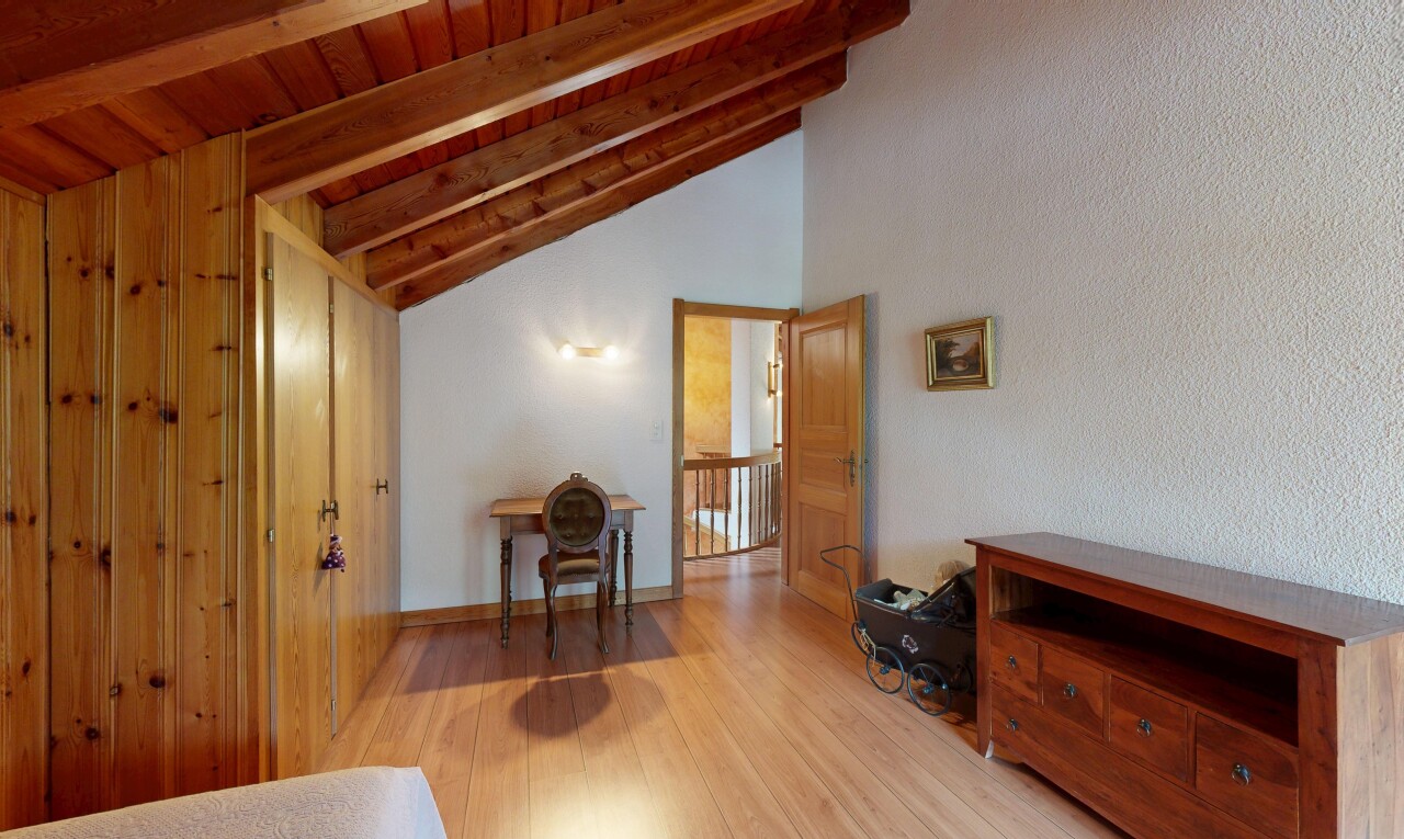 couloir avec sol en finition bois, wood finish floor, inside property, plafond voûté, et vaulted ceiling