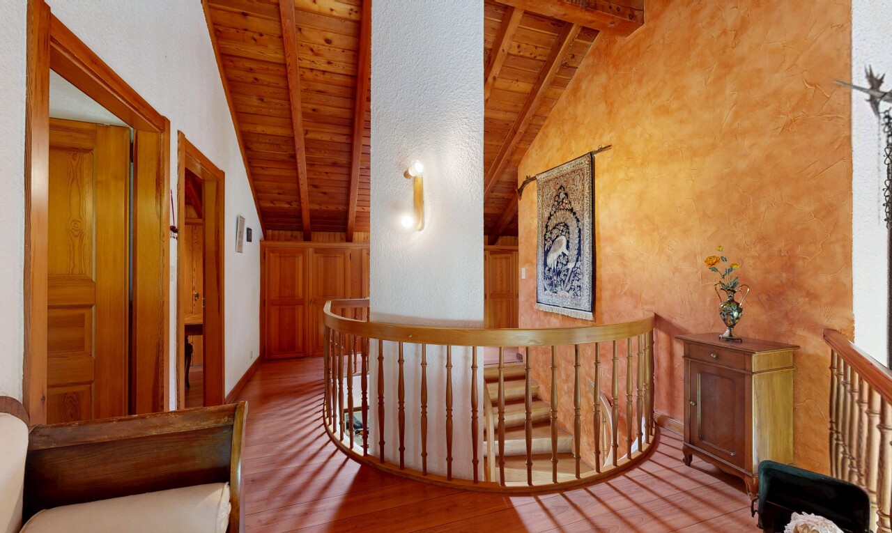 escaliers avec inside property, beamed ceiling, plafond à poutres, wood finish floor, et sol en finition bois