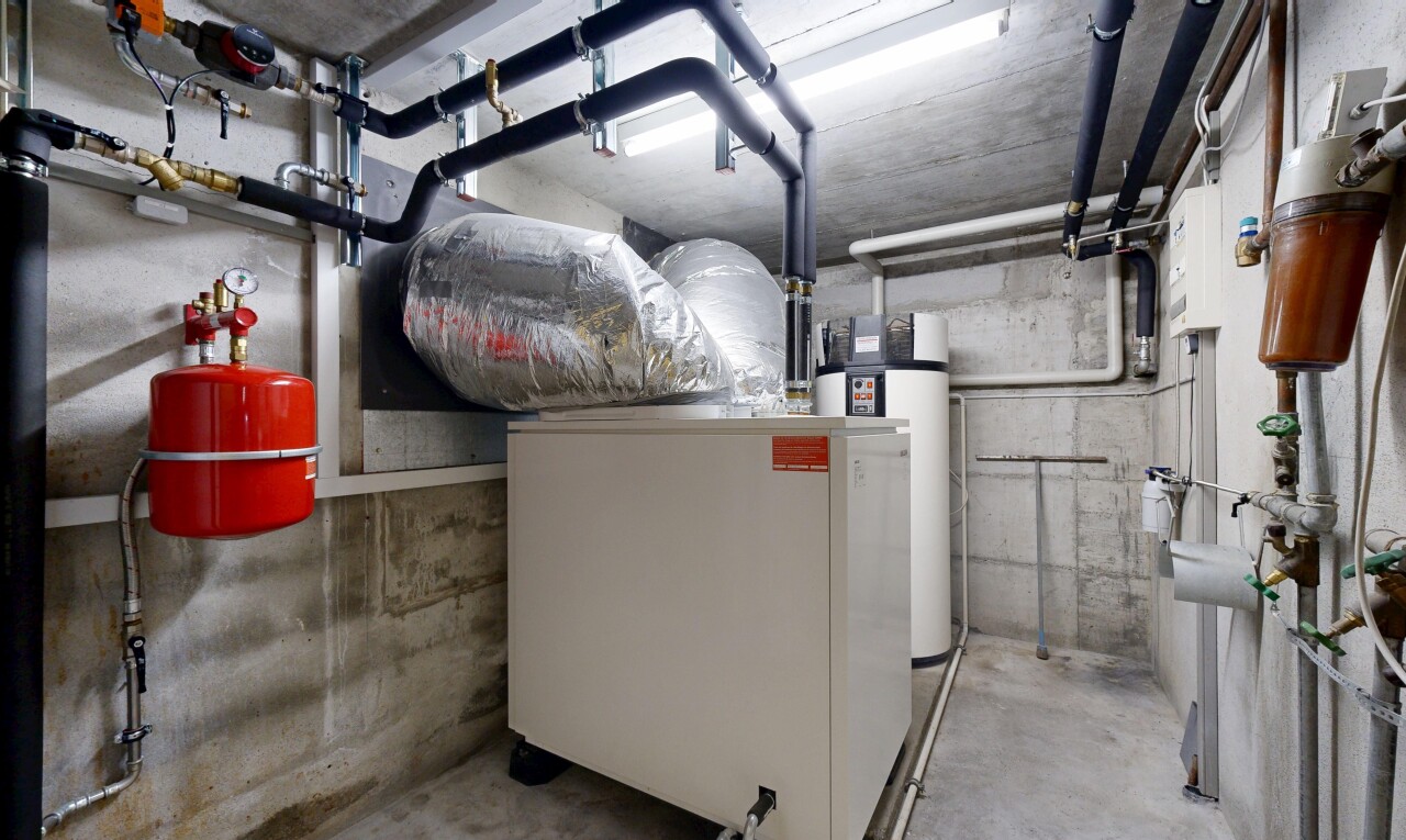 parking avec inside property, fournaise, et chauffe-eau