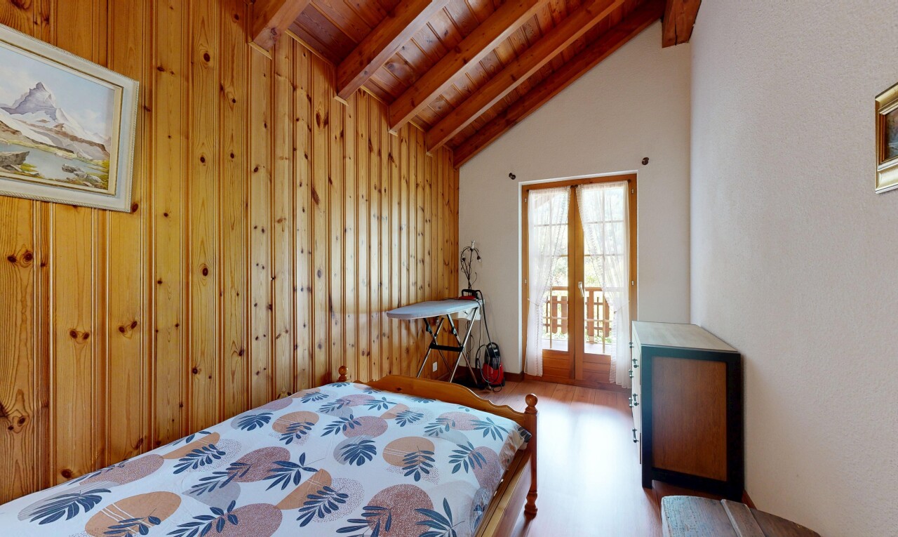 chambre avec beamed ceiling, plafond à poutres, wood ceiling, plafond en bois, et inside property
