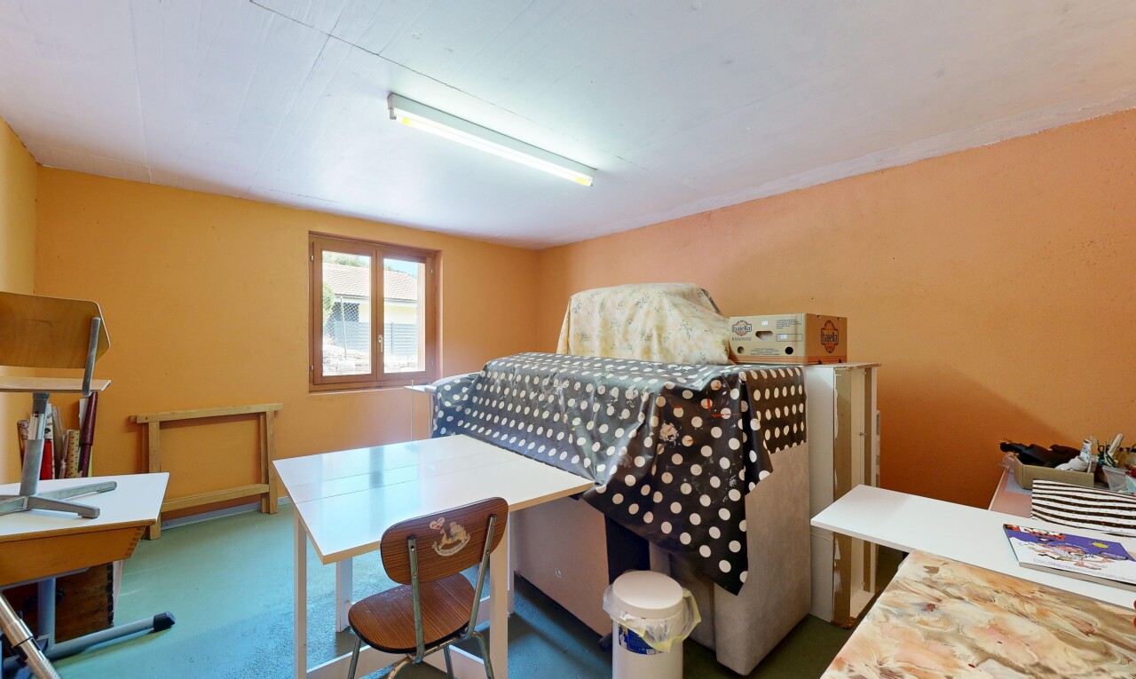 chambre avec inside community, drywall, cloison sèche, natural light, et lumière naturelle