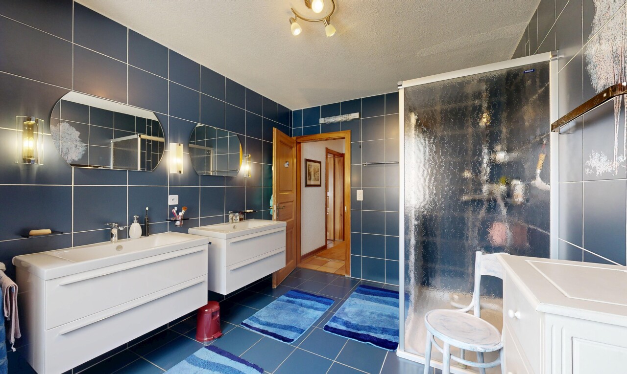 salle de bains avec mur en carrelage, tile wall, salle de bain complète, miroir, et deux lavabos simples