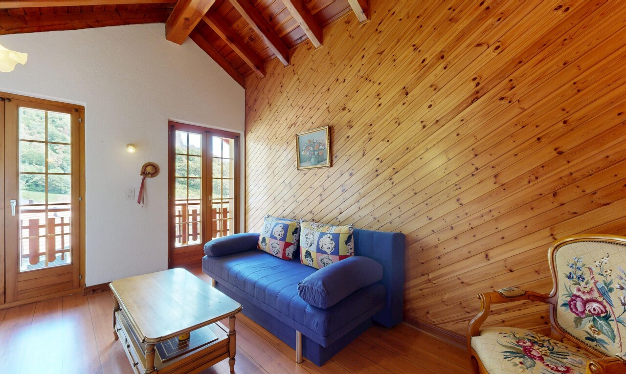 salon avec vaulted ceiling, plafond voûté, inside property, beamed ceiling, et plafond à poutres
