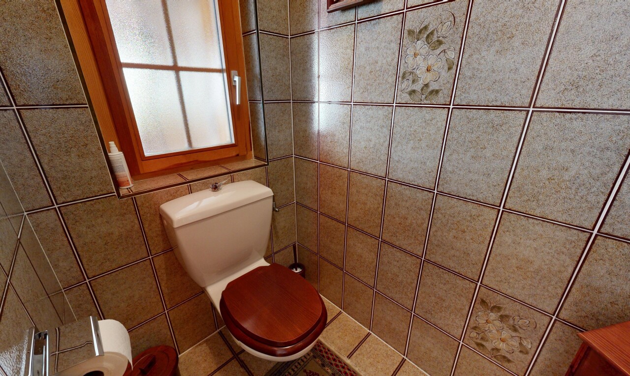 salle de bains avec toilette, inside property, lumière naturelle, et natural light