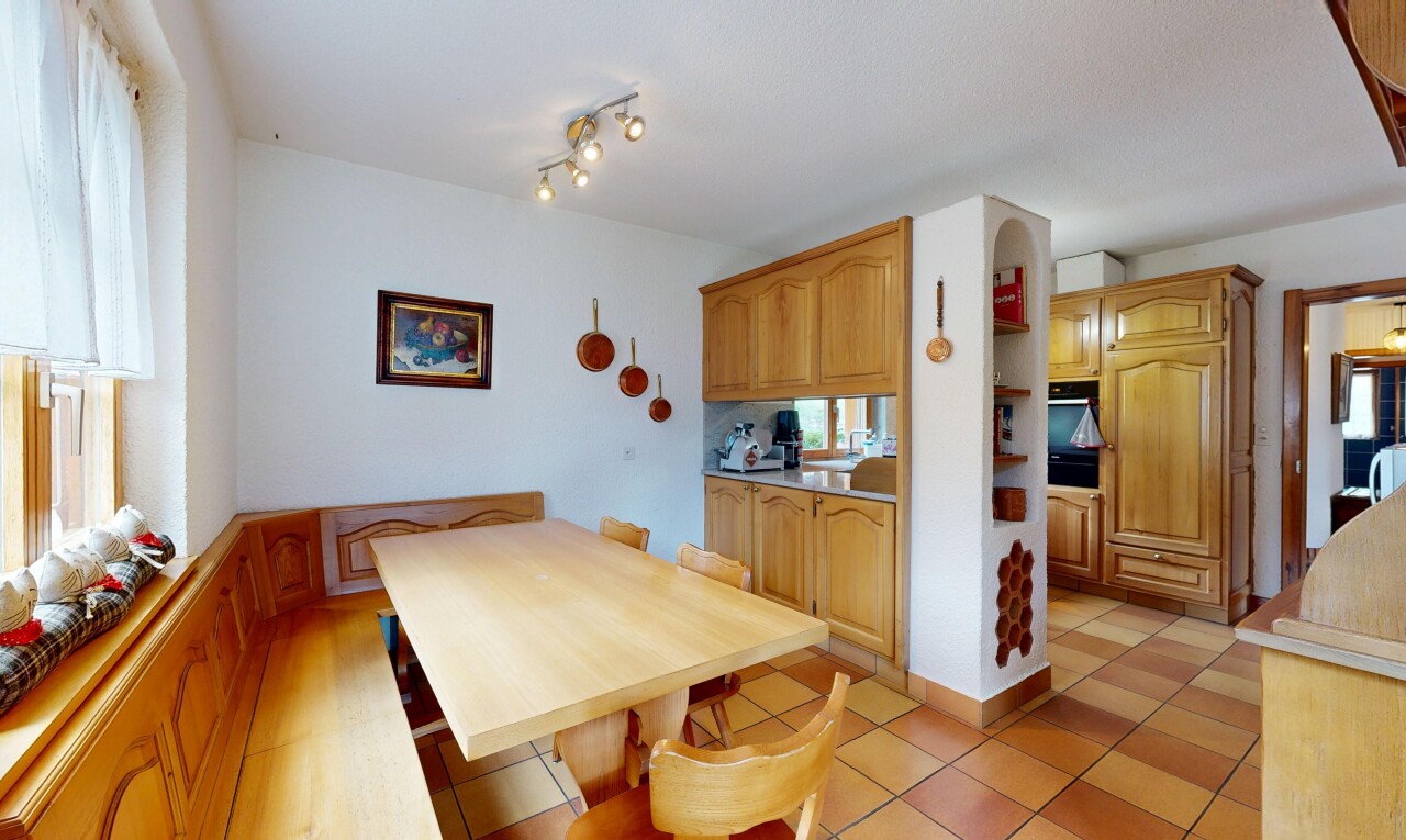 salle à manger avec inside property, drywall, cloison sèche, tile floor, et sol en carrelage