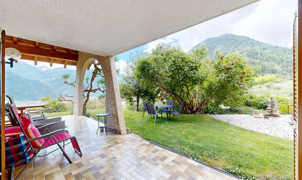 terrasse avec from property, vue sur la montagne, mountain view, pelouse, et day time