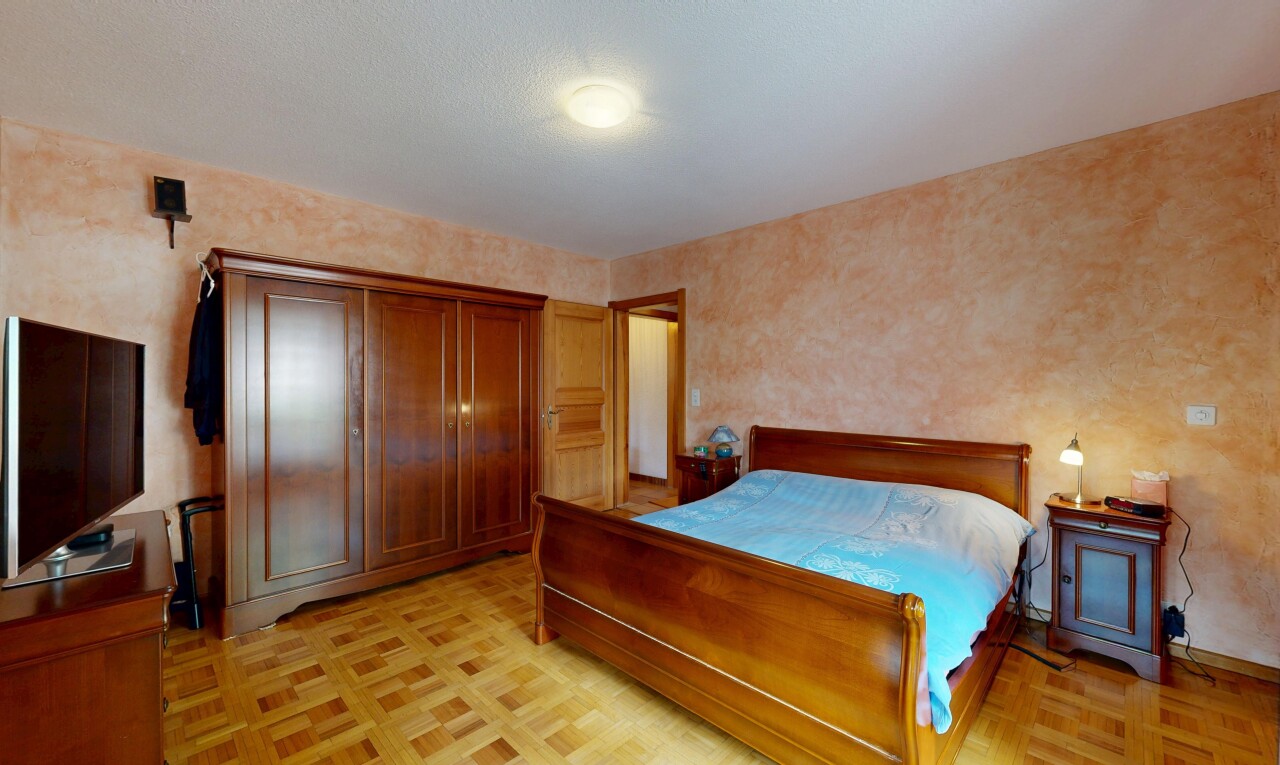chambre avec parquet floor, inside property, sol en finition bois, wood finish floor, et light floor