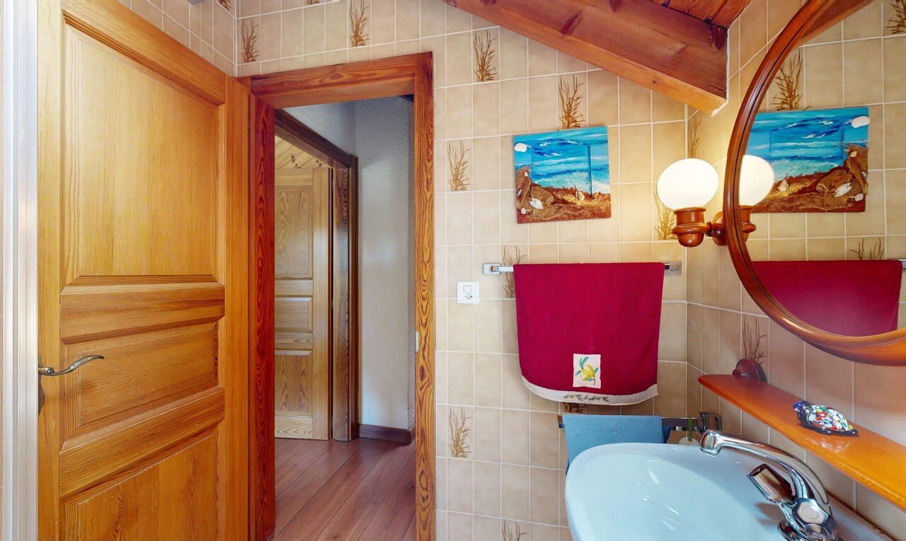 salle de bains avec mur en carrelage, tile wall, évier, toilette, et inside property