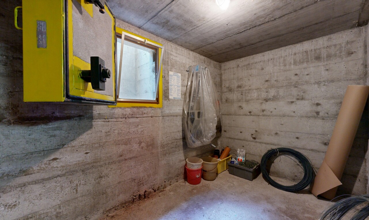 pièce vide avec concrete ceiling, plafond en béton, concrete floor, sol en béton, et concrete wall