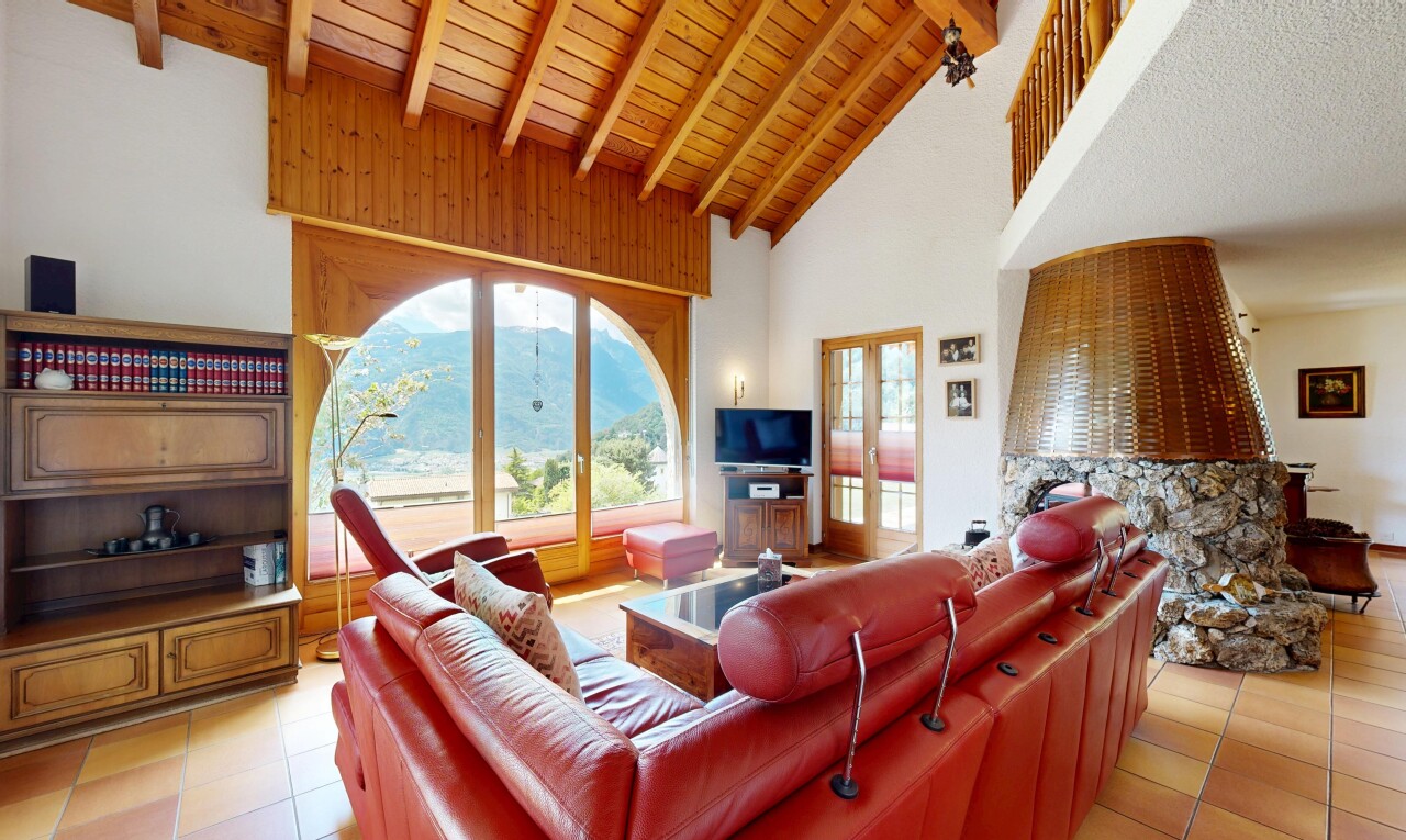 salon avec high ceiling, plafond haut, beamed ceiling, plafond à poutres, et tile floor