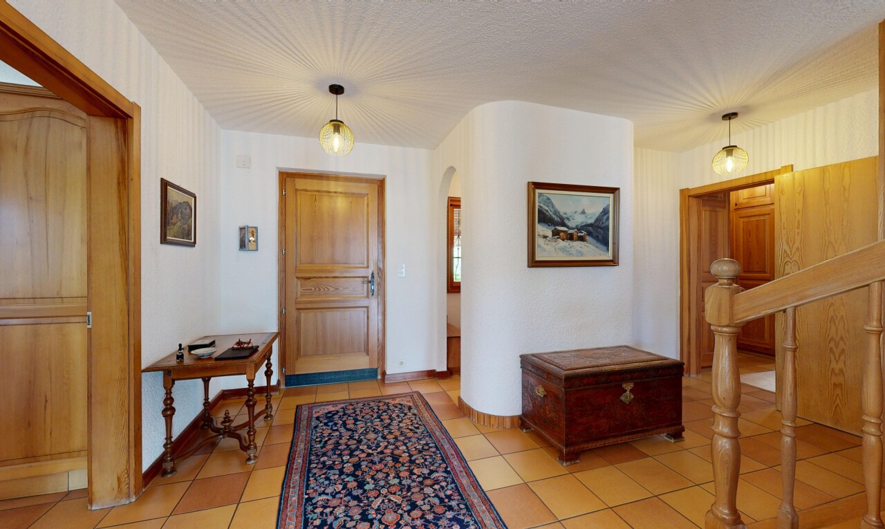 couloir avec passages en arc, inside property, tile floor, sol en carrelage, et light floor