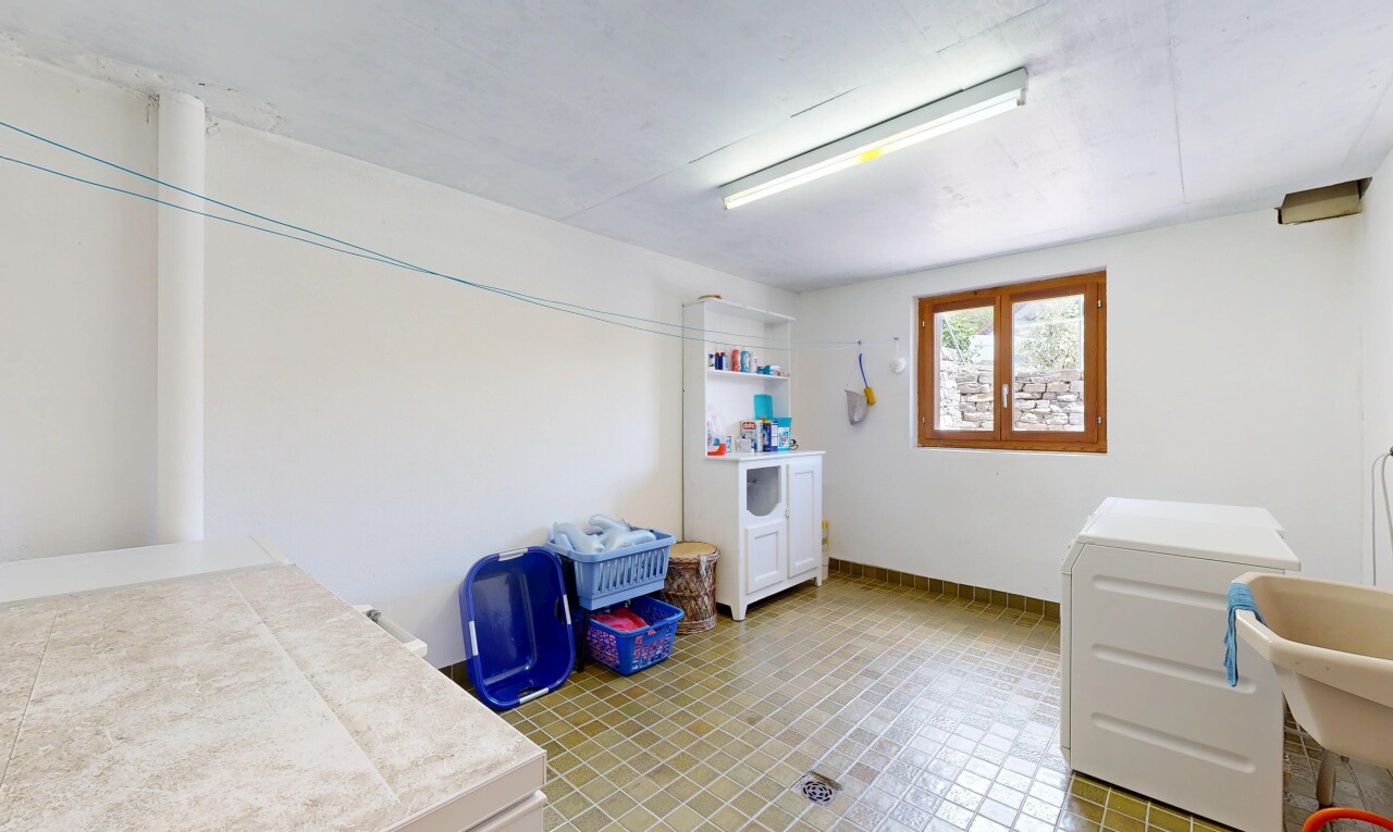 buanderie avec inside property, cloison sèche, drywall, lumière naturelle, et natural light