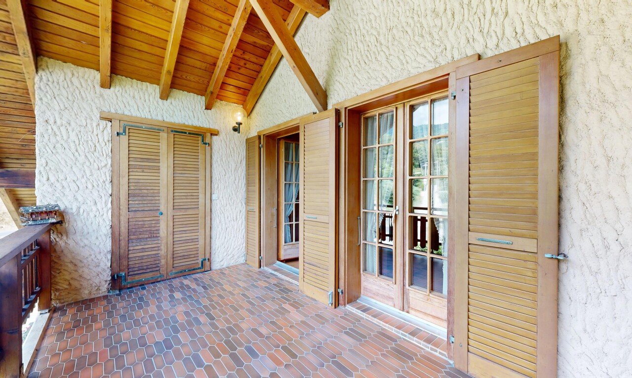 terrasse avec portes-fenêtres