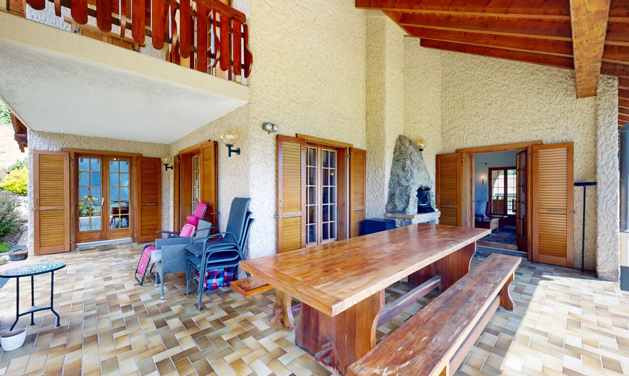 terrasse avec portes-fenêtres, coin repas extérieur, et terrasse