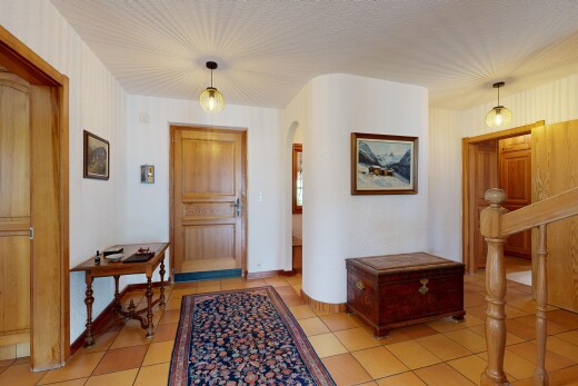 couloir avec passages en arc, inside property, tile floor, sol en carrelage, et light floor