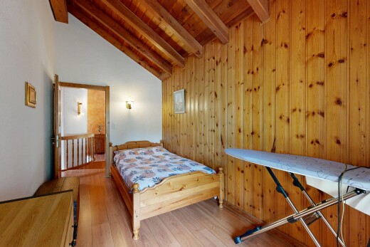 chambre avec plafond à poutres, beamed ceiling, sol en finition bois, wood finish floor, et plafond en bois