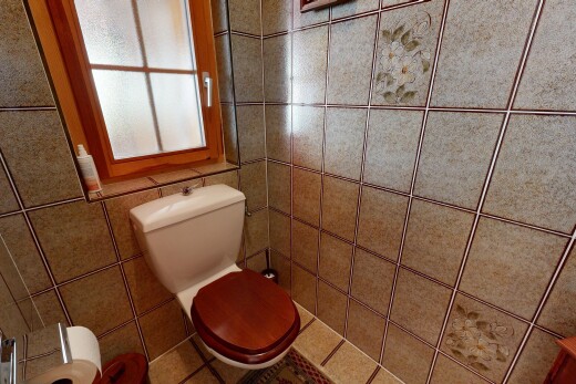 salle de bains avec toilette, inside property, lumière naturelle, et natural light