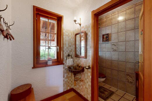 salle de bains avec mur texturé, textured wall, toilette, inside property, et miroir