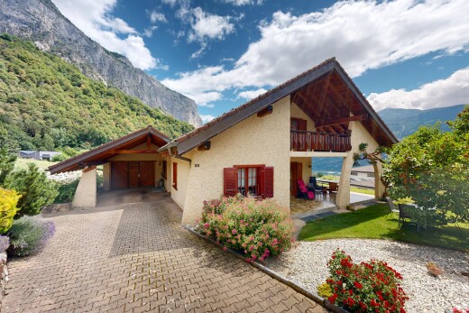 façade avec mountain view, vue sur la montagne, balcon, property visible, et terrasse