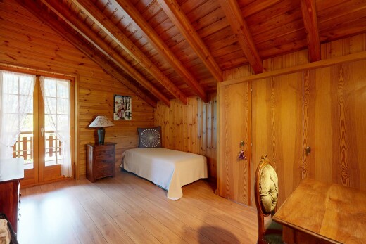 zimmer / schlafzimmer mit balkendecke, beamed ceiling, holzfußboden, wood finish floor, und holzwand