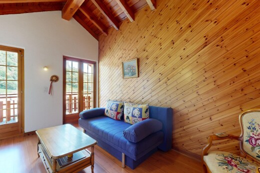 wohnzimmer mit vaulted ceiling, dachschräge, inside property, beamed ceiling, und balkendecke