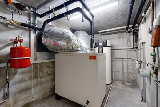 parking avec inside property, fournaise, et chauffe-eau
