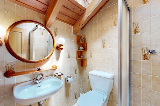 bad mit dusche, spiegel, komplettes badezimmer, tile wall, und fliesenwand
