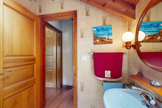 bad mit fliesenwand, tile wall, waschbecken, gäste-wc, und inside property