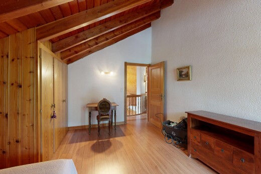 halle / korridor mit holzfußboden, wood finish floor, inside property, dachschräge, und vaulted ceiling