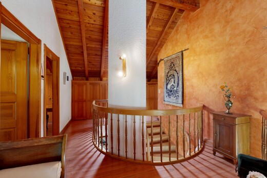 escaliers avec inside property, beamed ceiling, plafond à poutres, wood finish floor, et sol en finition bois