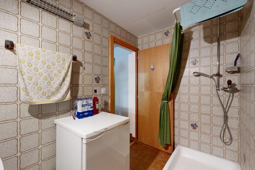 salle de bains avec douche, inside property, salle de bain complète, mur en carrelage, et tile wall