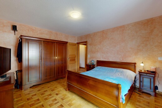 chambre avec parquet floor, inside property, sol en finition bois, wood finish floor, et light floor