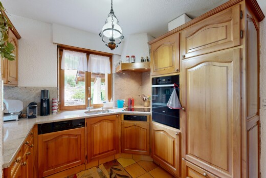 cuisine avec armoires en arc, arched cabinets, armoires élevées, raised cabinets, et sol en carrelage
