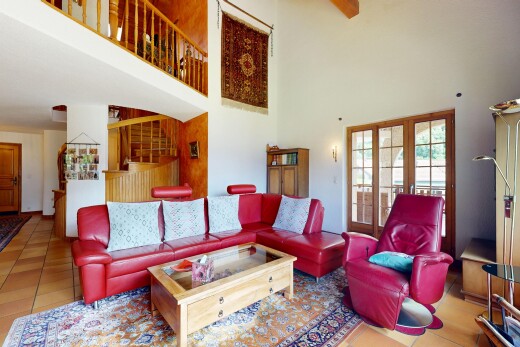 wohnzimmer mit inside property, gipskartonwand, drywall, hohe decke, und high ceiling