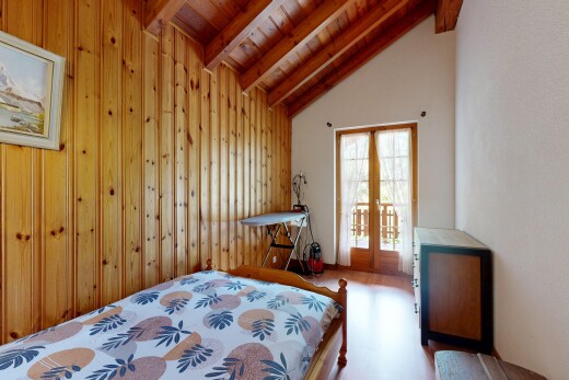 chambre avec beamed ceiling, plafond à poutres, wood ceiling, plafond en bois, et inside property