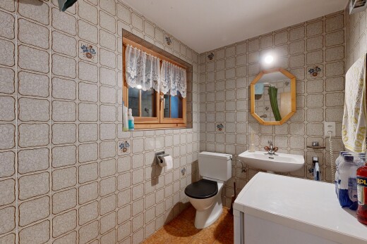 bad mit spiegel, fliesenwand, tile wall, toilette, und waschbecken