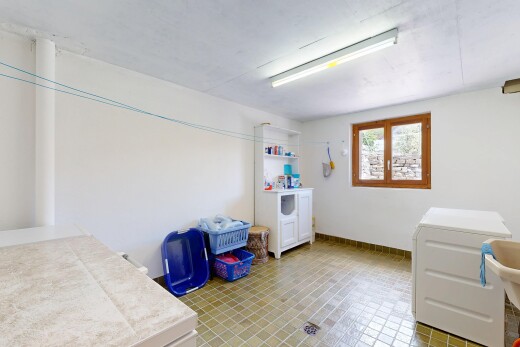 buanderie avec inside property, cloison sèche, drywall, lumière naturelle, et natural light