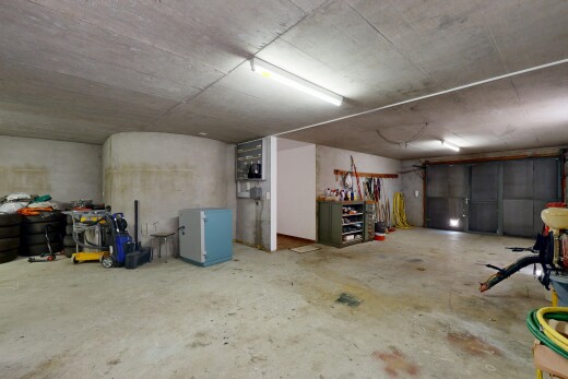 parking avec inside property