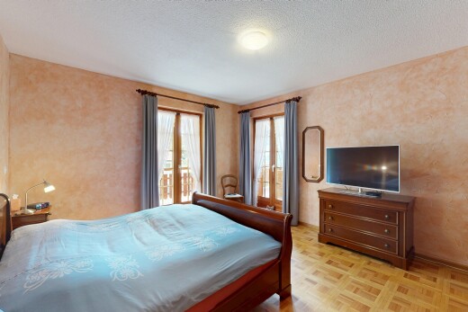 chambre avec sol en finition bois, wood finish floor, parquet floor, inside property, et télévision